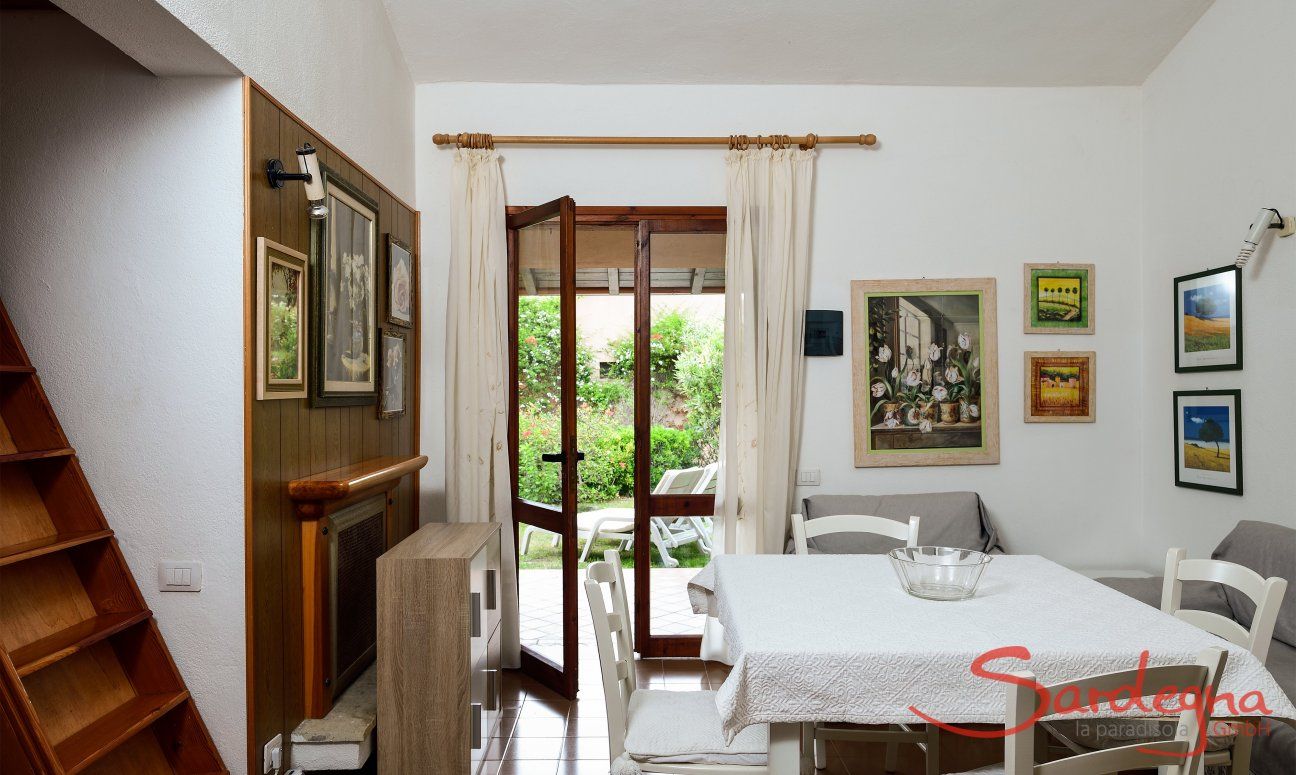 Villa Mare Turagri | Sala con accesso al giardino Sala con porta giardino
