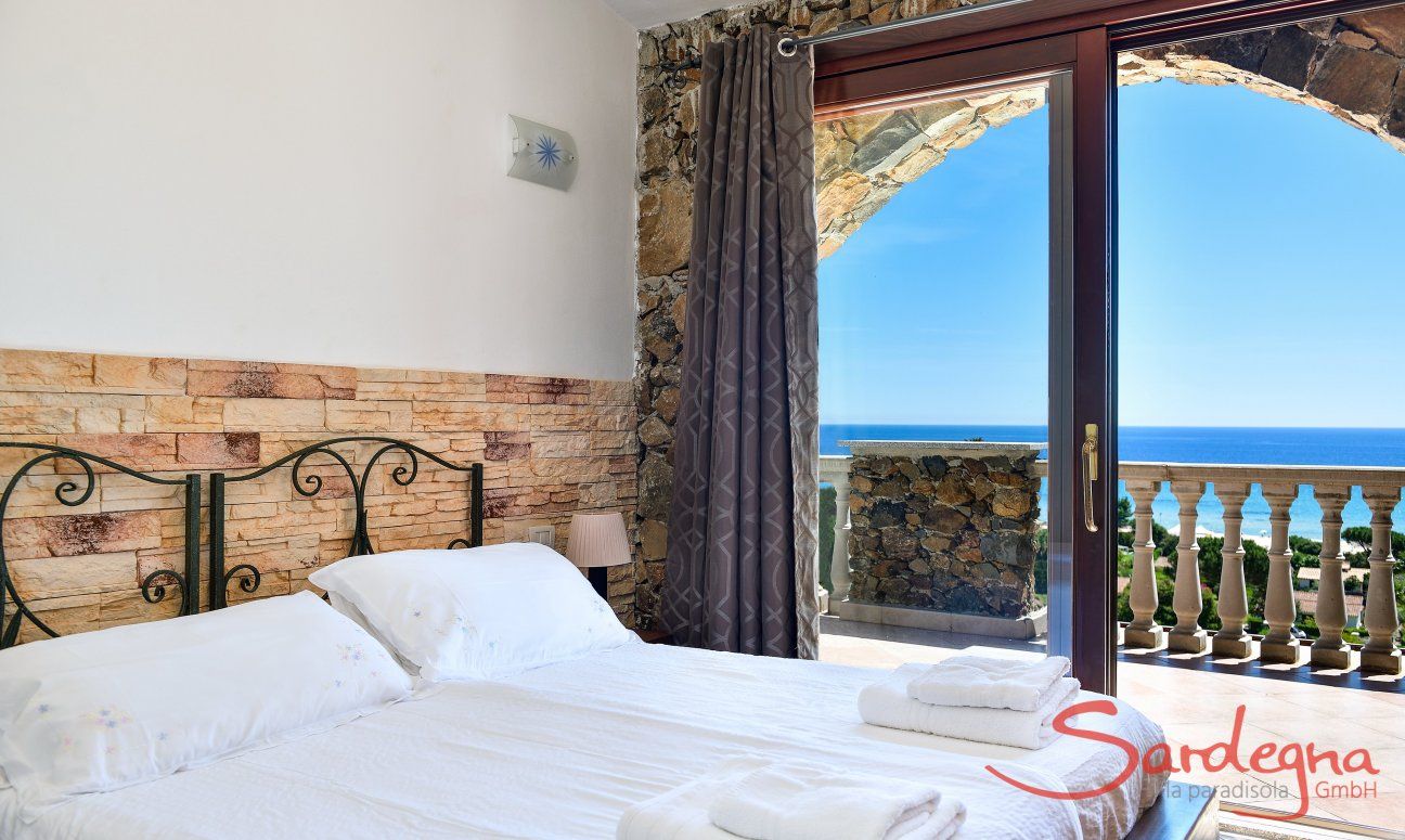 Apartment Castededdu 1 | Camera 1 con vista mare dal letto matrimoniale Camera con vista mare