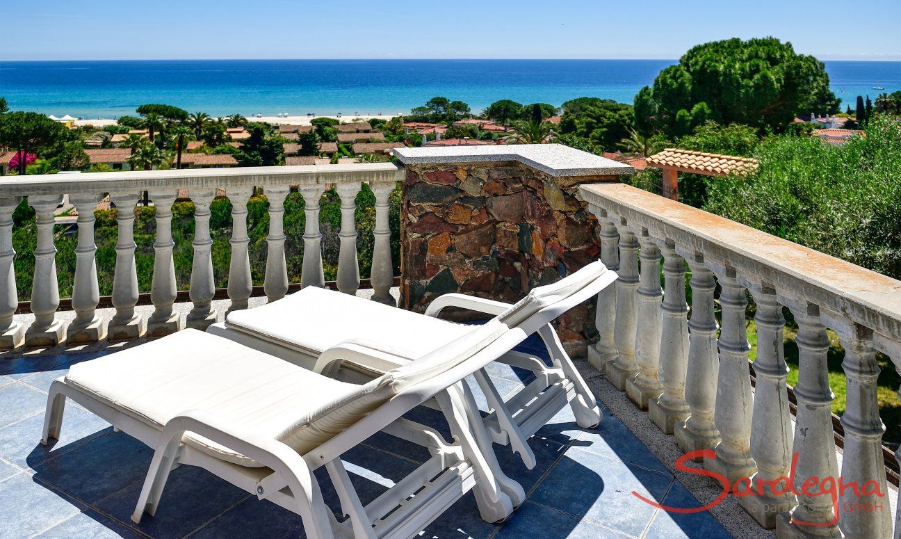 Apartment Castededdu 5 | Terrazza con lettini da sole vista mare Terrazza con vista mare
