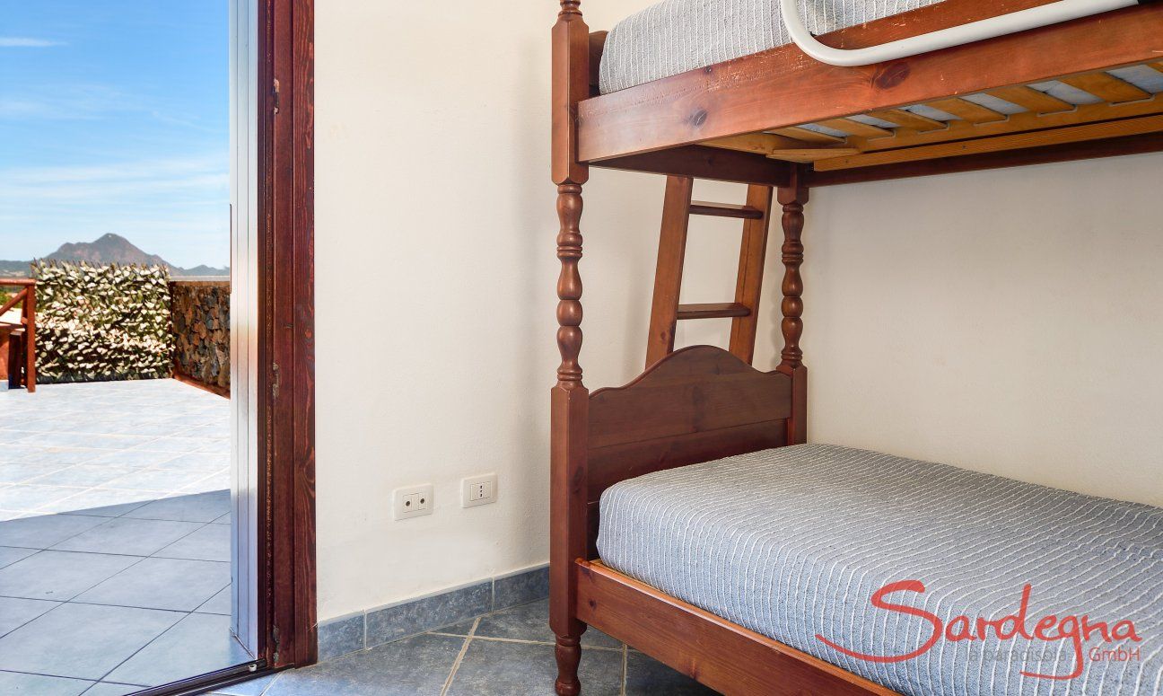 Apartment Castededdu 5 | Cameretta con letto a castello e accesso alla terrazza Cameretta