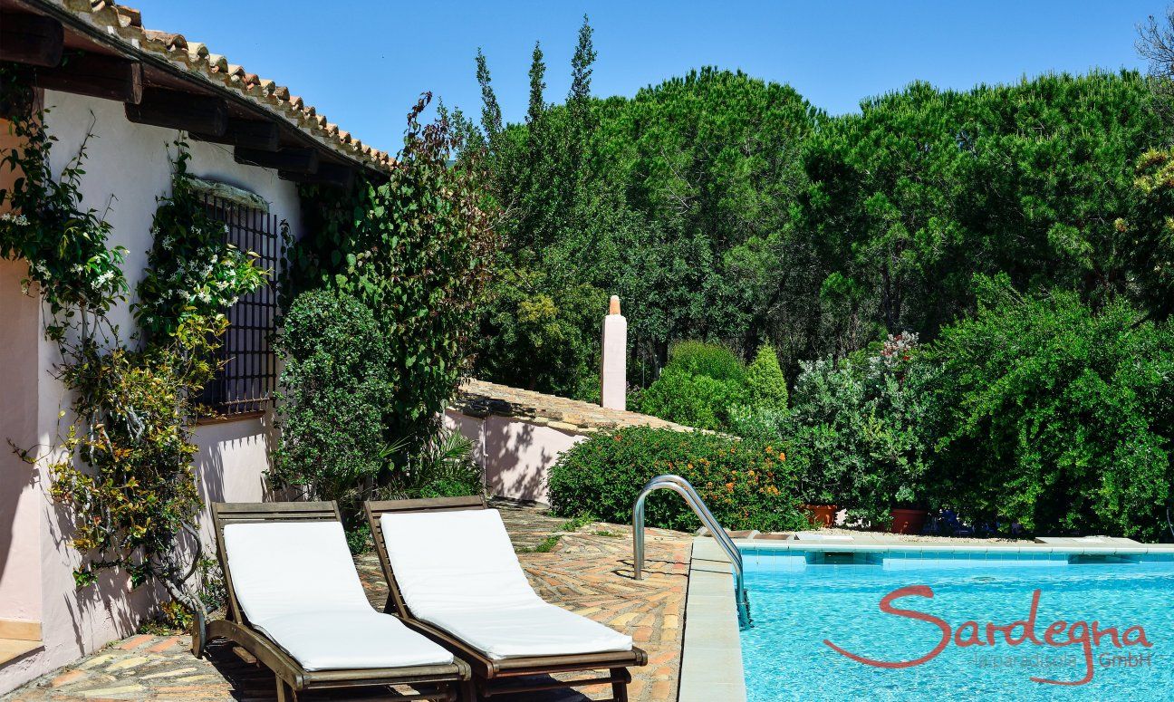 Villa Fiori 3 | Pisicna limpida con lettini da sole in legno e scorcio della casa e alberi verdi Pisicna limpida con lettini da sole in legno e scorcio della casa e alberi verdi