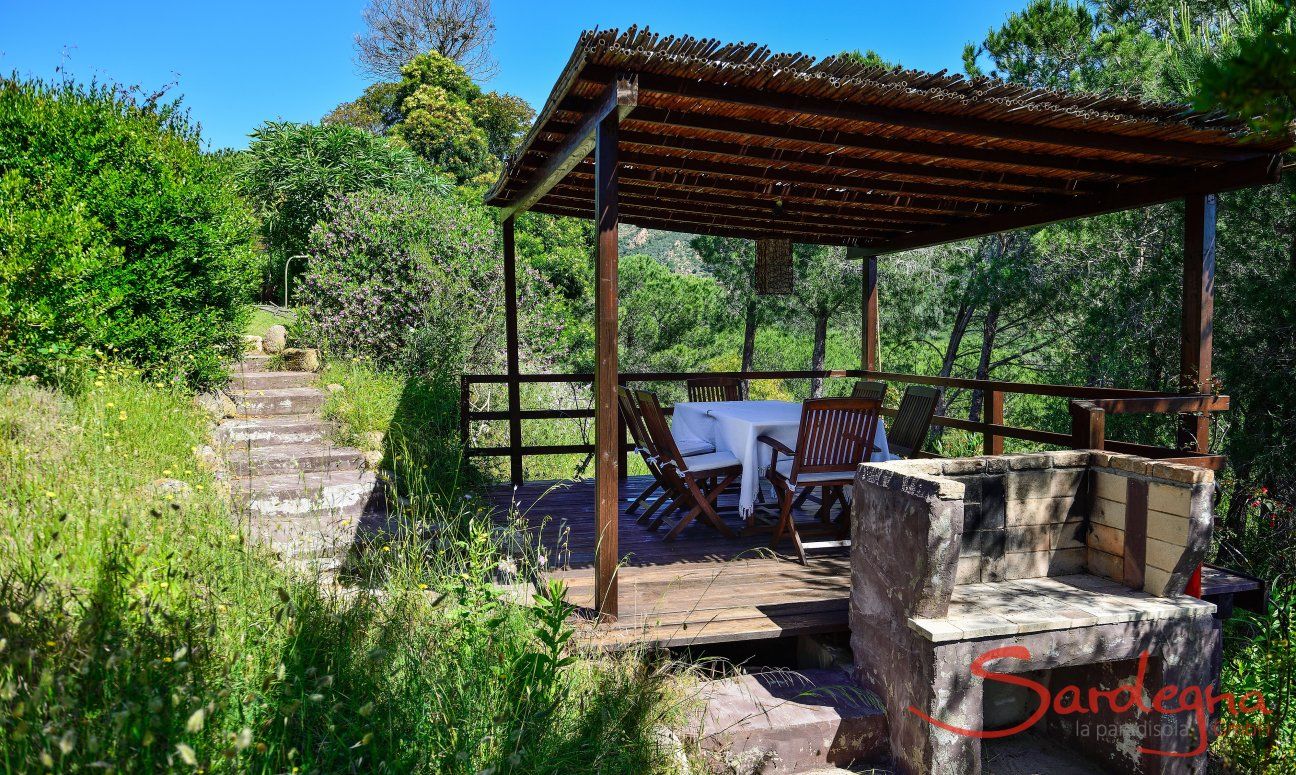Villa Fiori 3 | Veranda coperta in legno con tavolo, sedie e barbecue murato per grigliate Veranda coperta in legno con tavolo, sedie e barbecue murato per grigliate