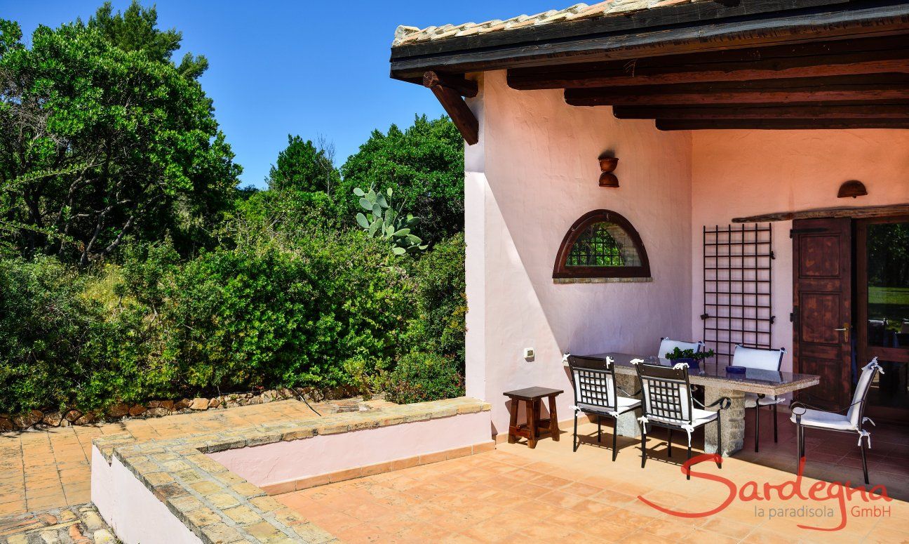 Villa Fiori 3 | Veranda coperta con tavolo in granito e sedie per mangiare all'esterno New Picture 2018