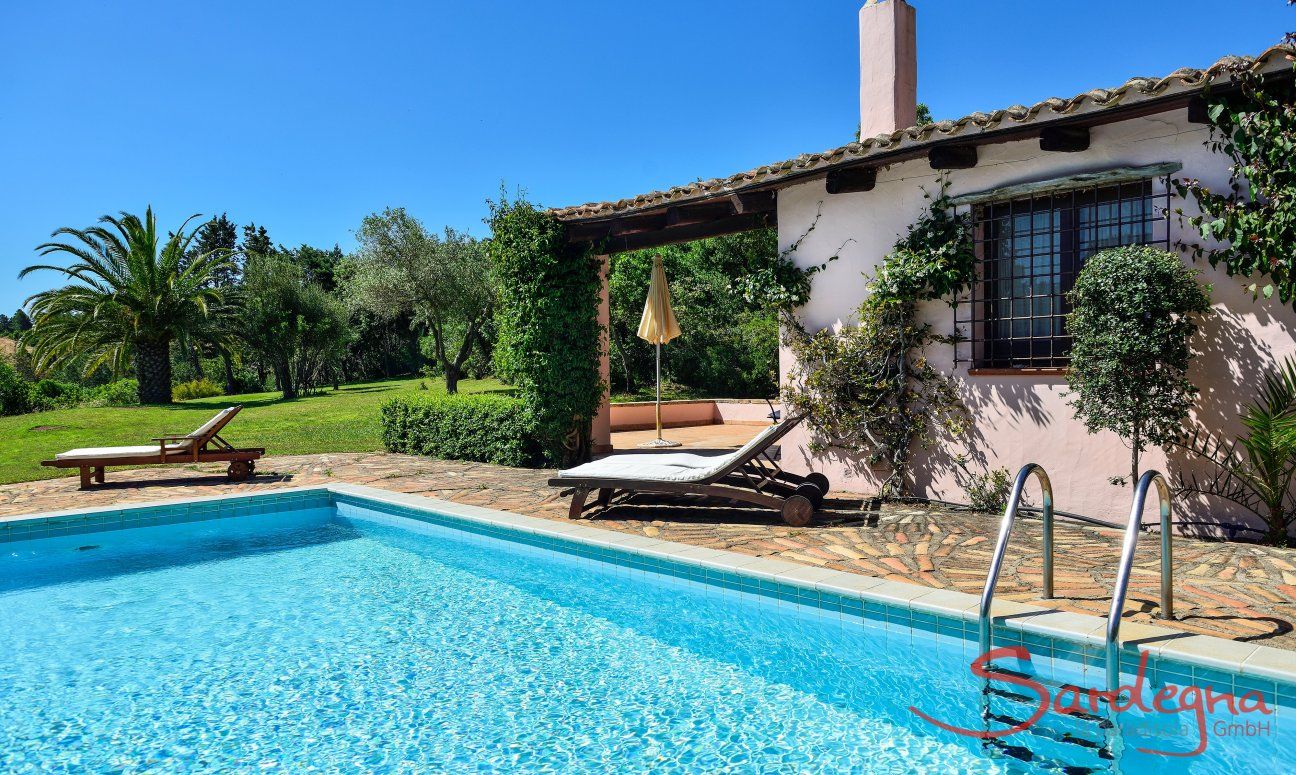 Villa Fiori 3 | Piscina privata con lettini da sole, casa e giardino Piscina privata con lettini da sole, casa e giardino