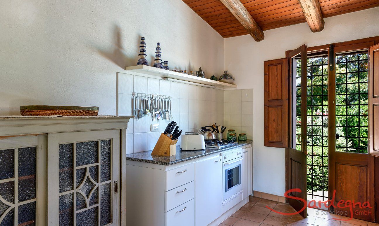 Villa Fiori 3 | Cucina con utensili, tosta pane, cucina a gas, forno elettrico e porto sul giardino con piscina New Picture 2018