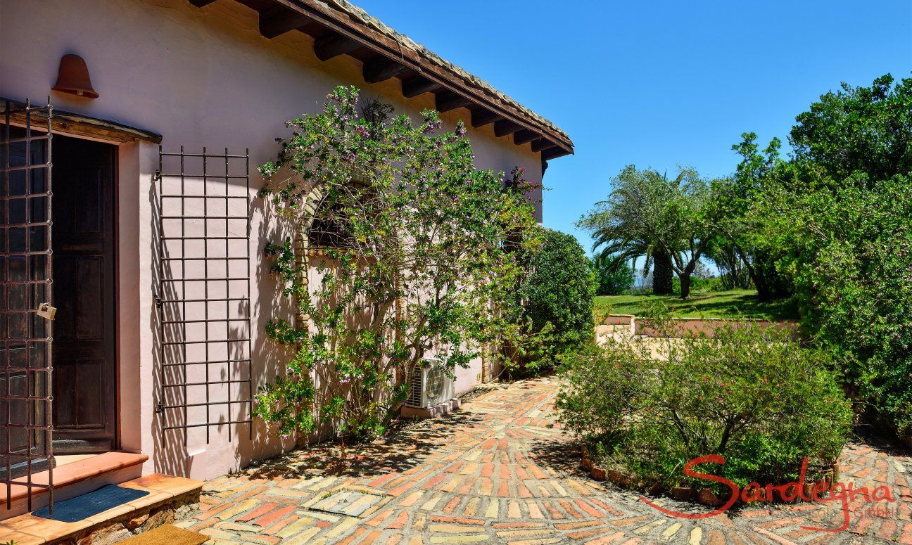 Villa Fiori 3 | Ingresso e pavimento con tegole sarde Ingresso e pavimento con tegole sarde