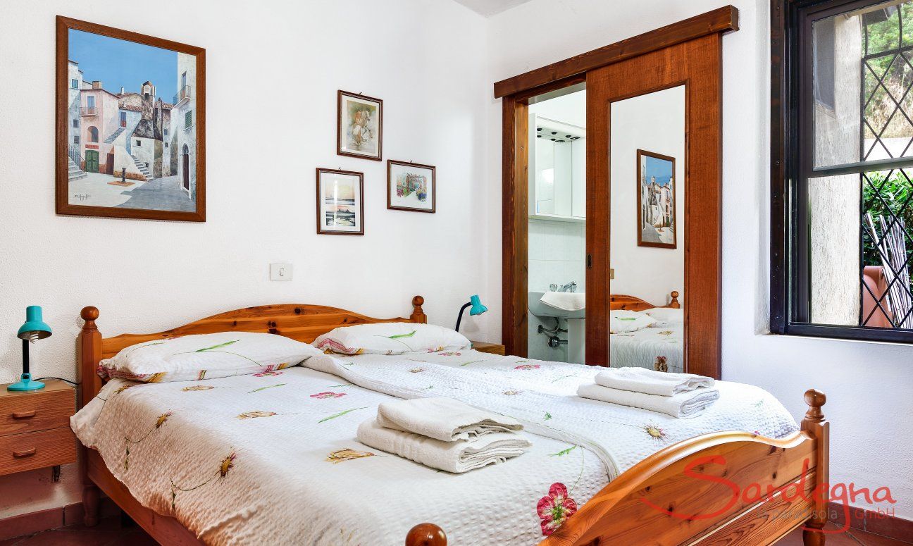 Villa Monica | Camera 2 con letto matrimoniale e ensuite bagno Camera 2