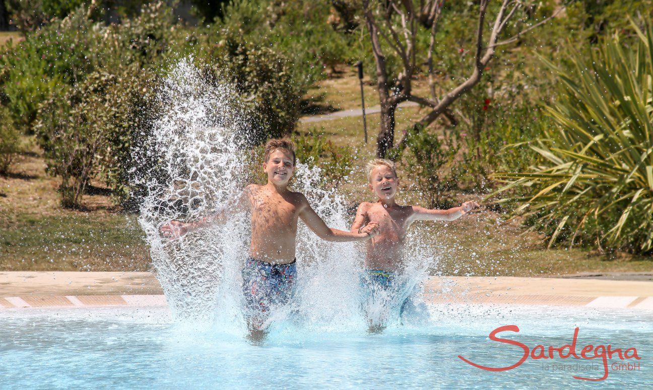 Due ragazzi saltano nella piscina di Li Conchi