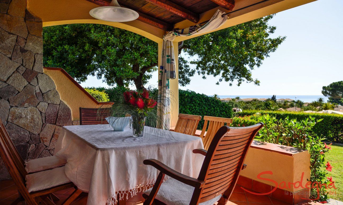 Villa Alessia | Terrazza ombreggiata con tavolo Terrazza ombreggiata con tavolo