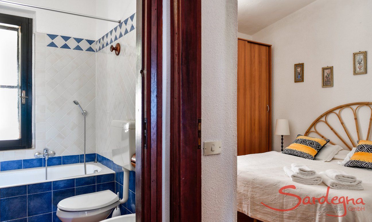 Villa Alessia | Camera 2 e bagno adiacente con vasca Camera e bagno