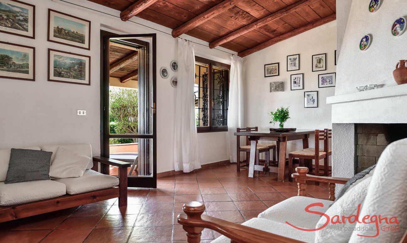 Villa Alessia | Salotto con zona pranzo e accesso al giarndino Salotto