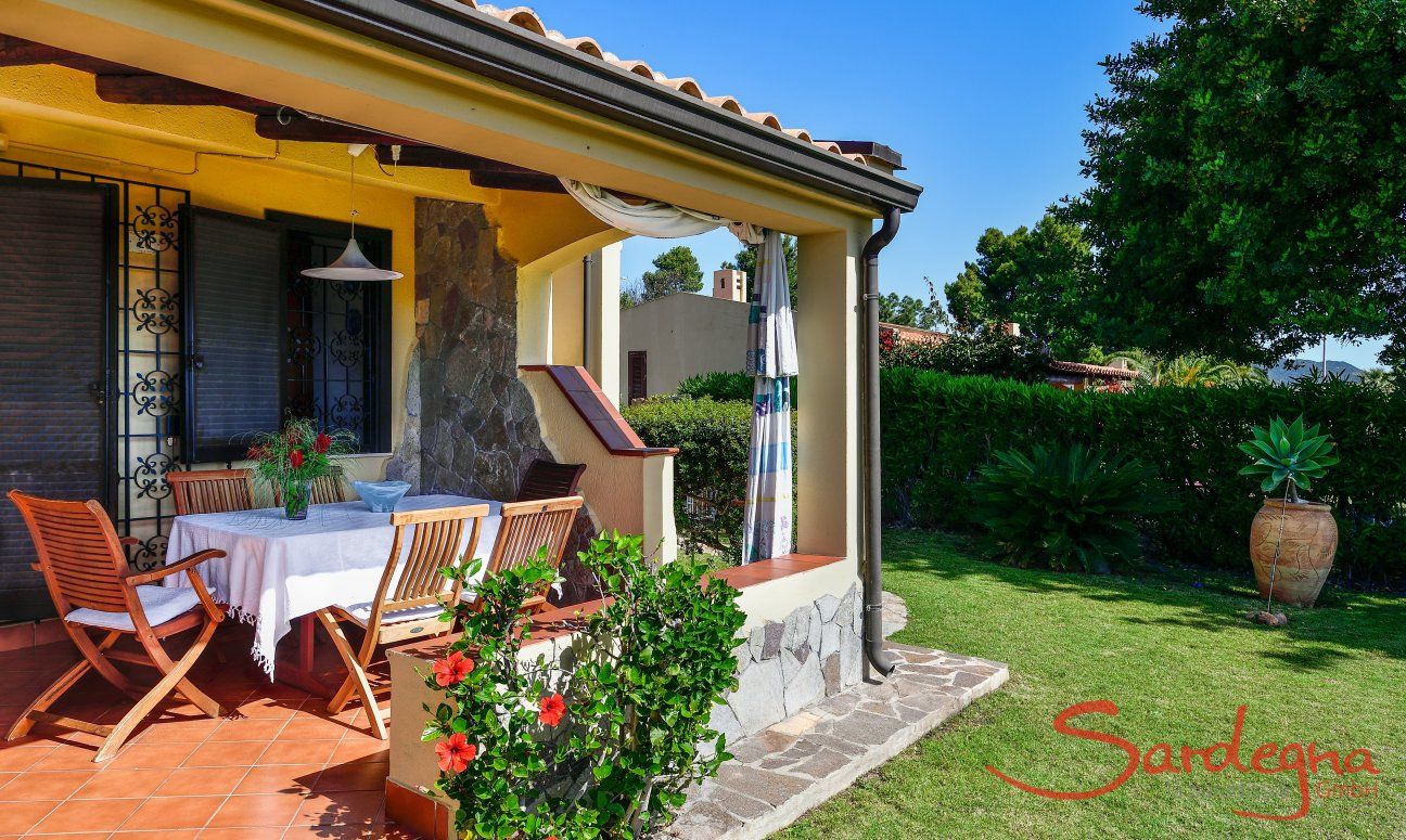 Villa Alessia | Veranda coperta con tavolo e sedie Giardino e veranda