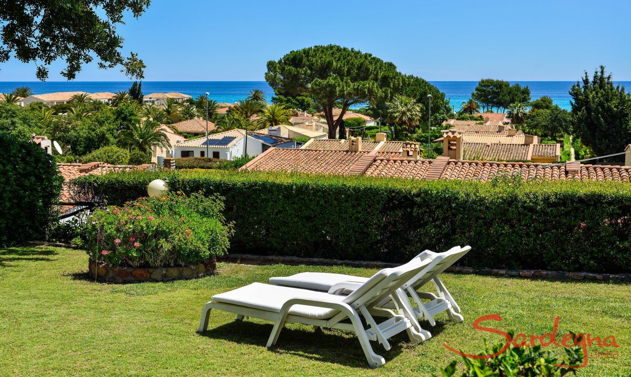 Villa Alessia | Lettini per prendere il sole nel giardino con vista mare Giardino e mare