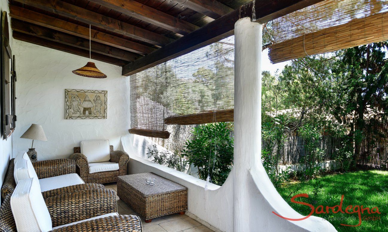 Villa Liliana | Commodo divano sulla veranda coperta Commodo divano in veranda con tetto