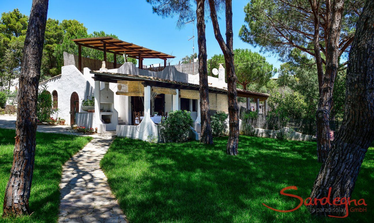 Villa Liliana | Vista della casa con giardino Vista della casa con giardino