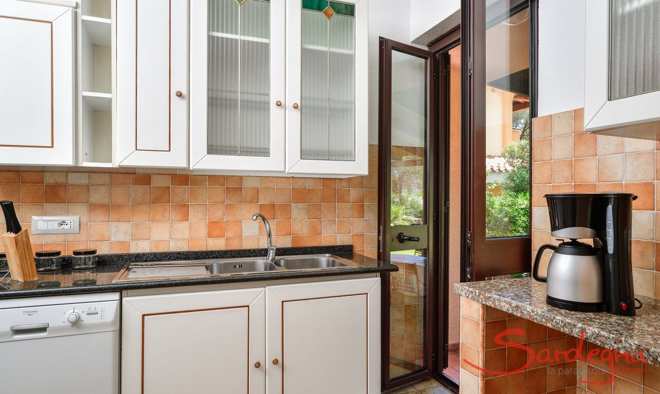 Villa Pino | Cucina con porta che da sulla terrazza Cucina