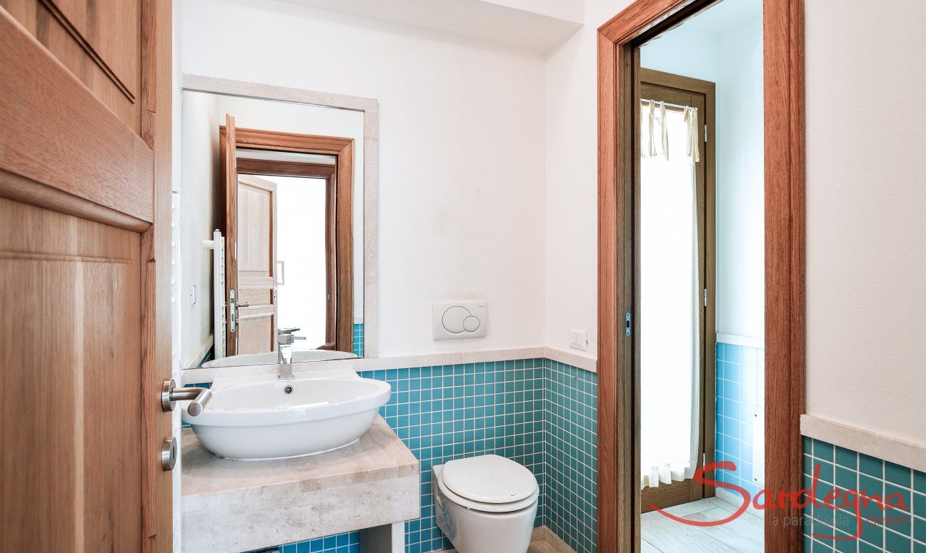 Villa del Campo | Bagno 2 con doccia e porta sulla veranda al pianterreno Bagno con doccia al pianterreno