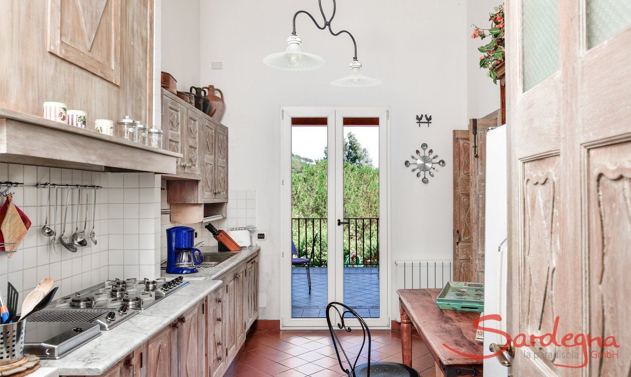 Cucina con porta sulla veranda