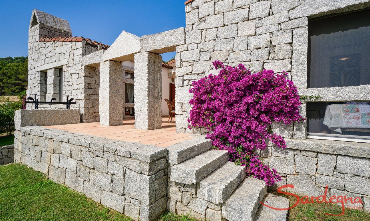 Li Conchi 35 | Una scala in granito porta dal giardino alla casa Ingresso