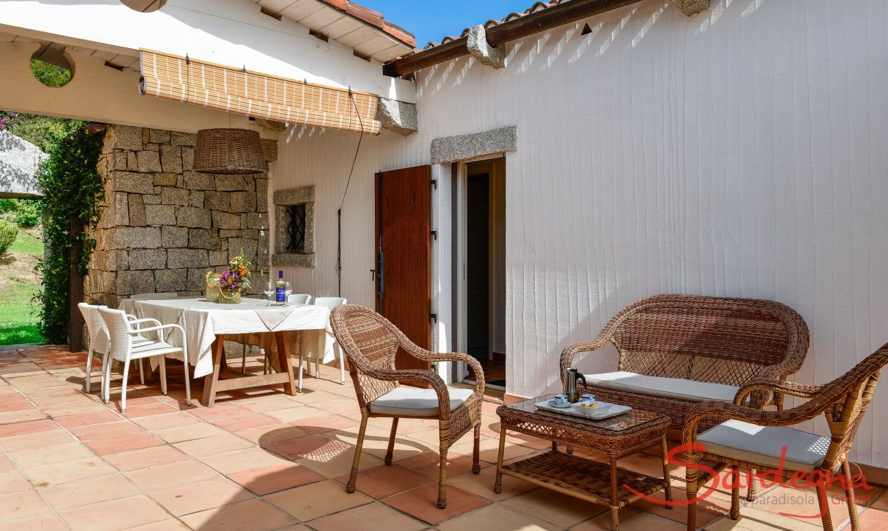 Li Conchi 35 | Il patio con divanetto e tavolo per mangiare divento un salotto all'aria aperta Cortile privato