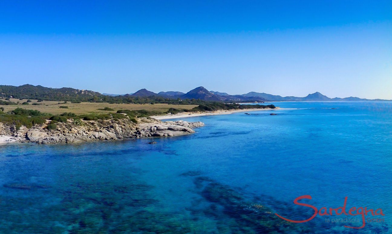 Vista aerea della spiaggia e del mare di Sant Elmo verso Costa Rei