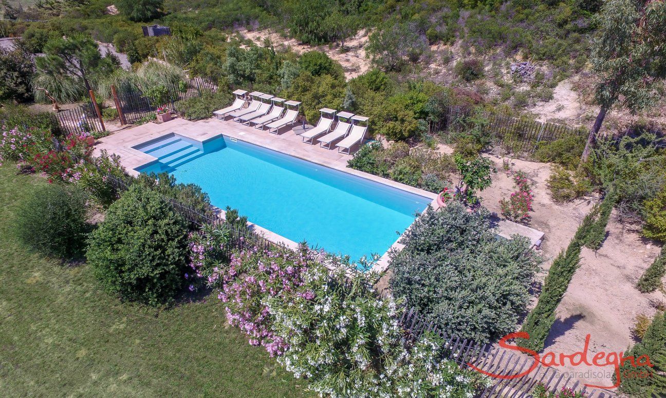 Villa Isabelle | Vista panoramica sulla casa e sulla piscina Panorama vista sulla piscina