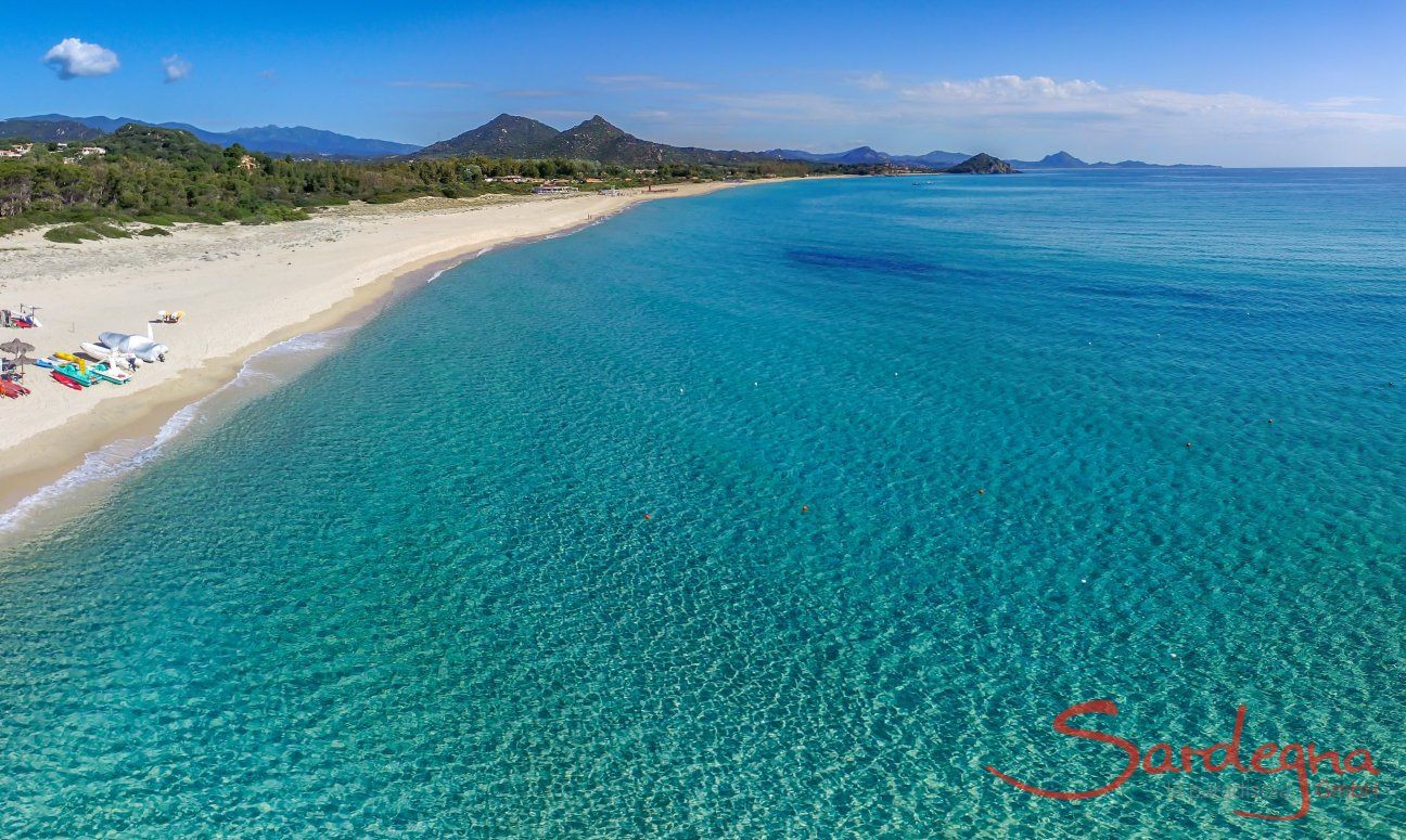 Vista aerea della spiaggia di Cala Sinzia con il mare tuchese, a solo 2 km da Li Conchi