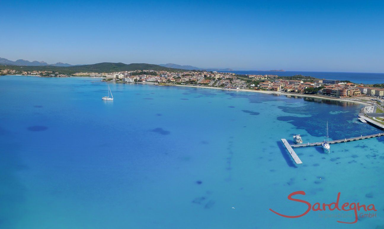 Vista aerea del mare cristllino di Golfo Aranci