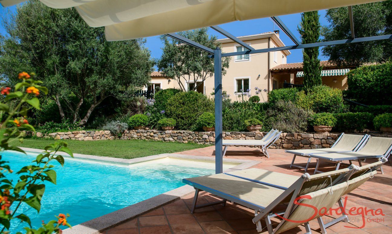 Villa Caroline | Piscina con solarium, giardino e Villa Vista dalla piscina sulla casa