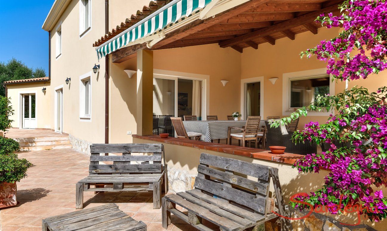 Villa Caroline | Grande terrazza coperta con tavolo e terrazza aperta con divano esterno Terrazza