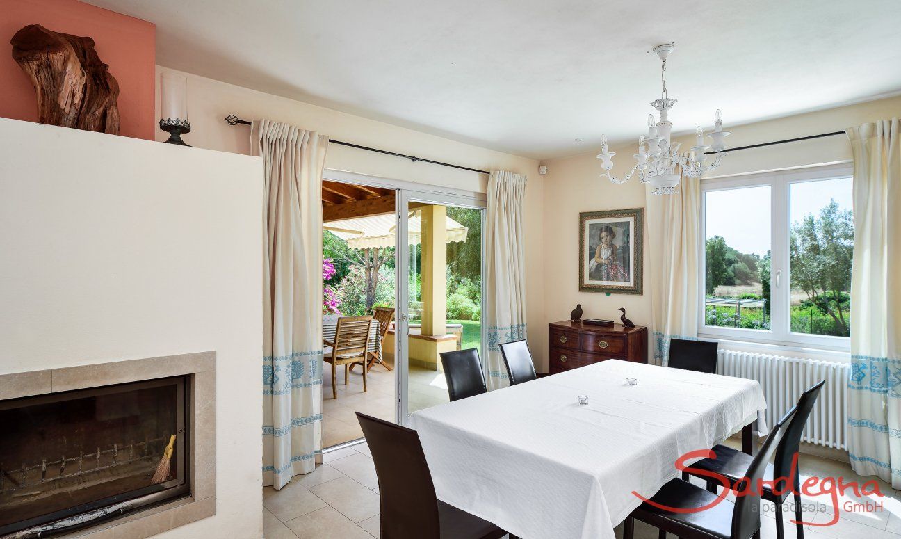 Villa Caroline | Zona pranzo con camino Tavolo da pranzo interno