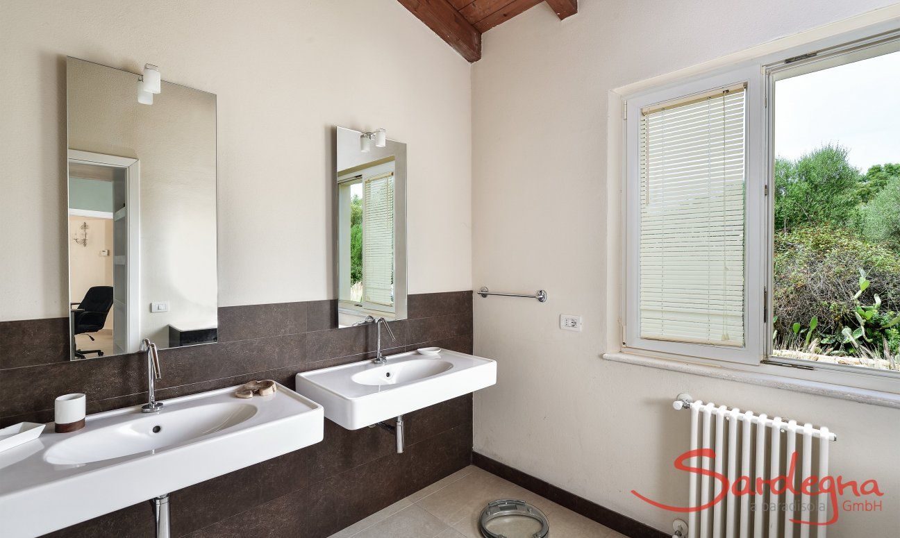 Villa Caroline | Bagno 1 con doppio lavandino Bagno 1