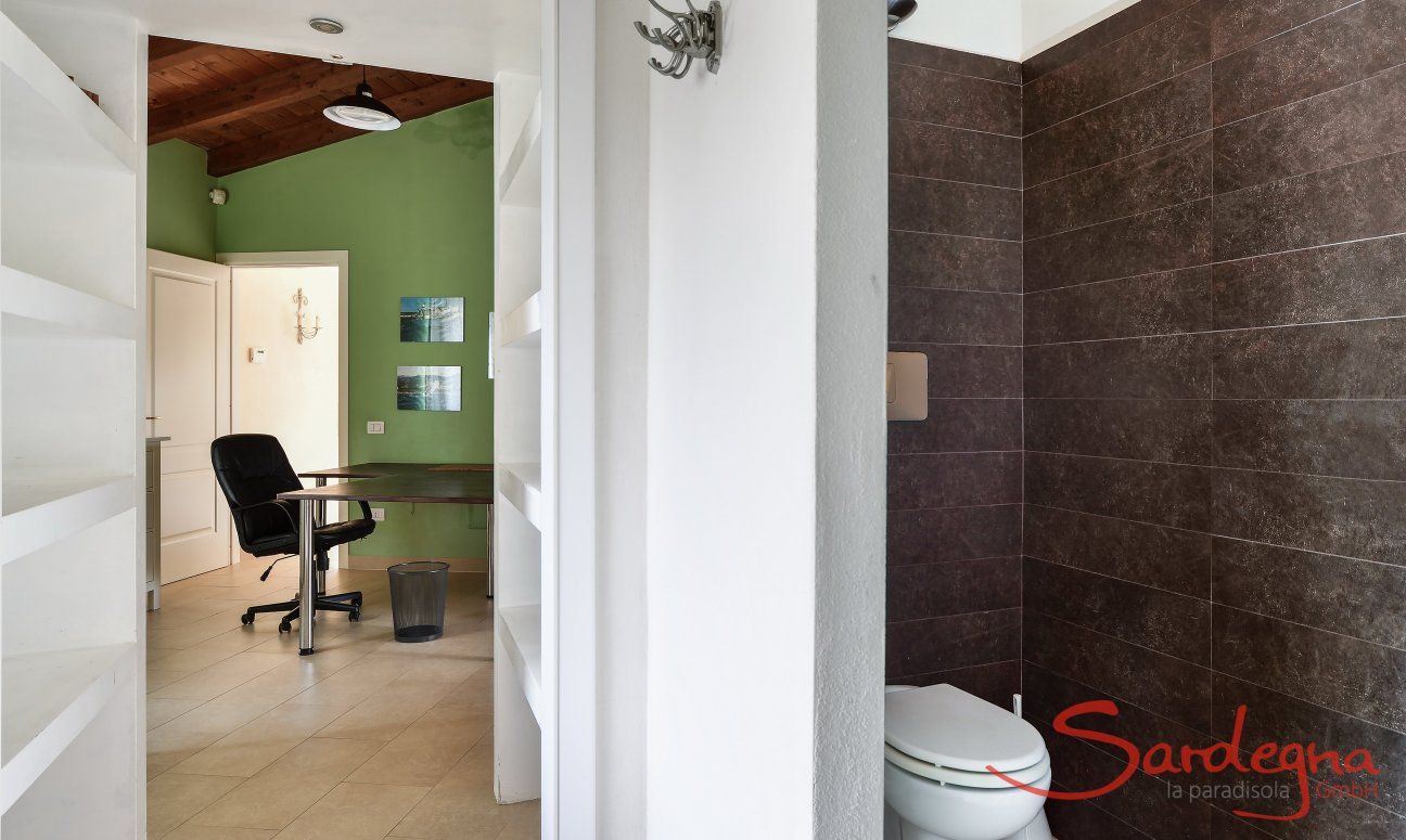 Villa Caroline | Bagno 1 e corridoio con scrivania Bagno 1