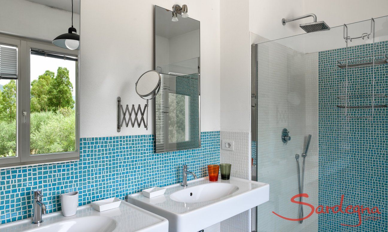 Villa Caroline | Bagno 2 con doppio lavandino Bagno 2
