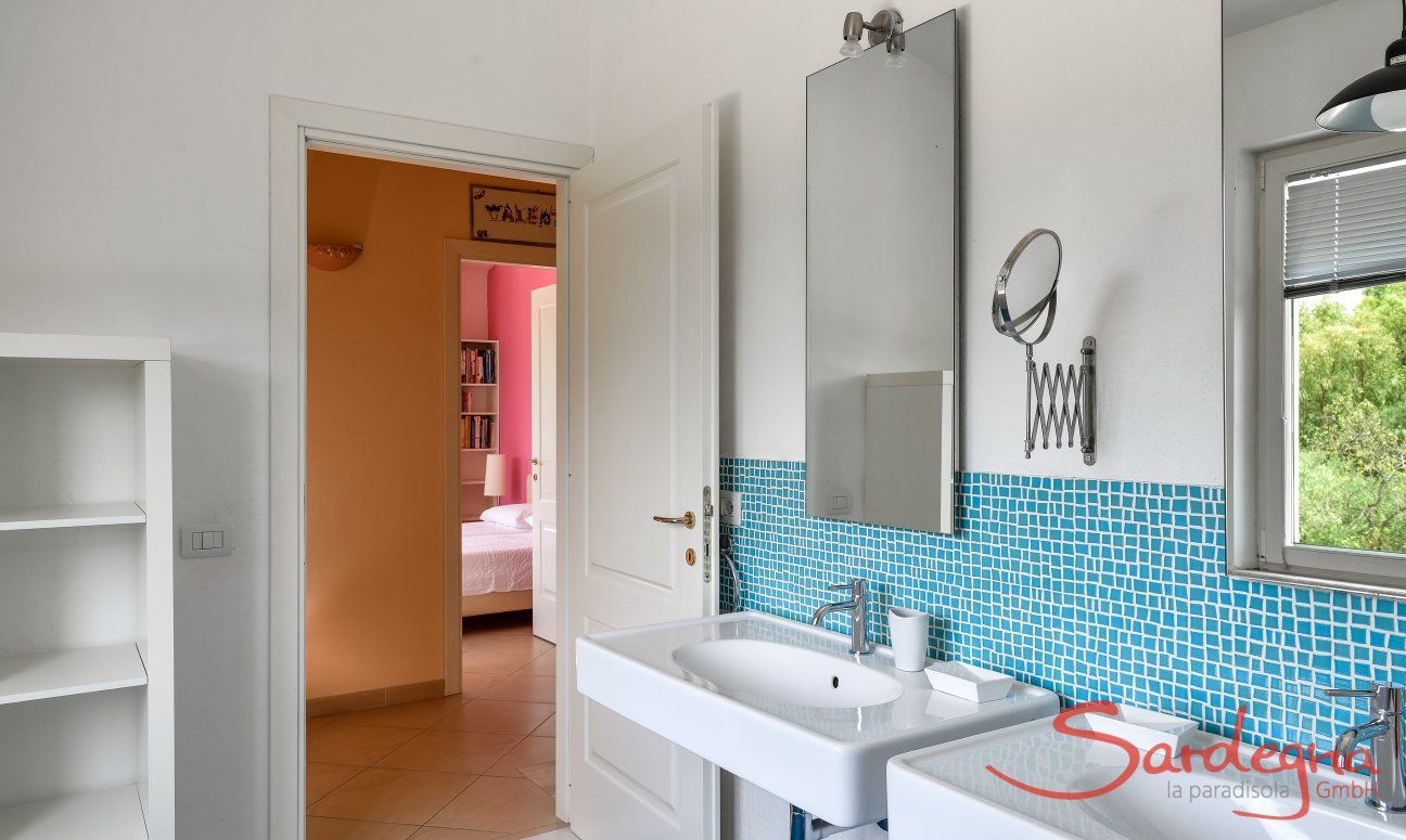 Villa Caroline | Bagno 2 con corridoio e camera 2 Bagno 2