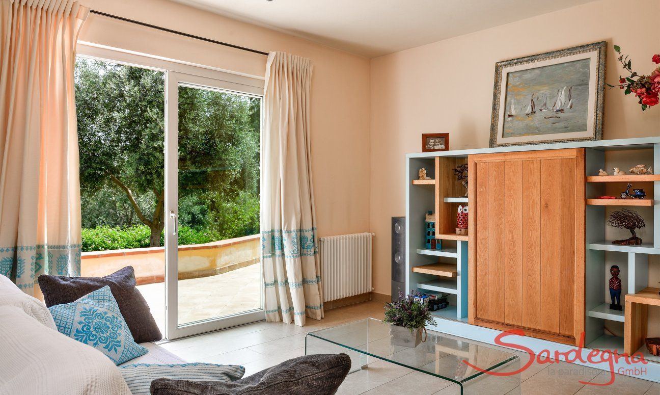Villa Caroline | Sala con divano e accesso diretto al giardino Sala