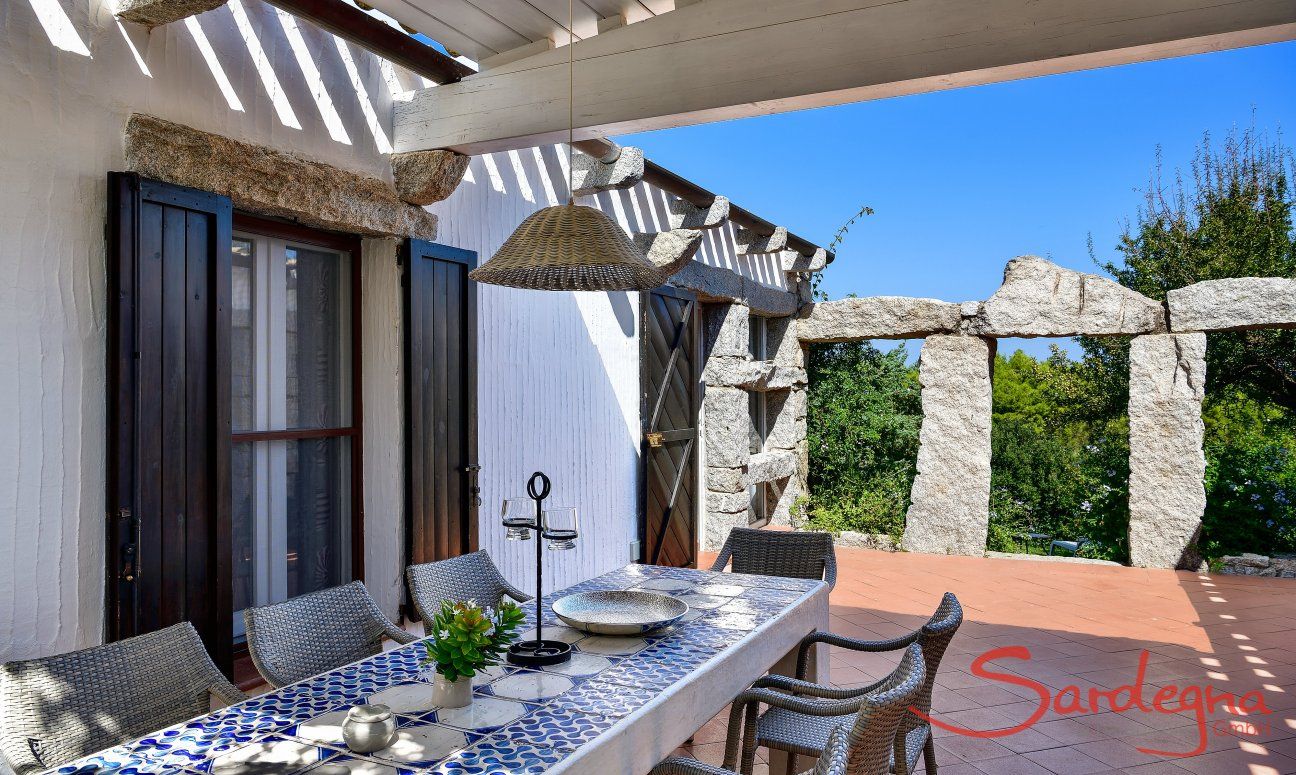 Casa 2 | Terrazza con tavolo all'ombra Terrazza con tavolo all'ombra