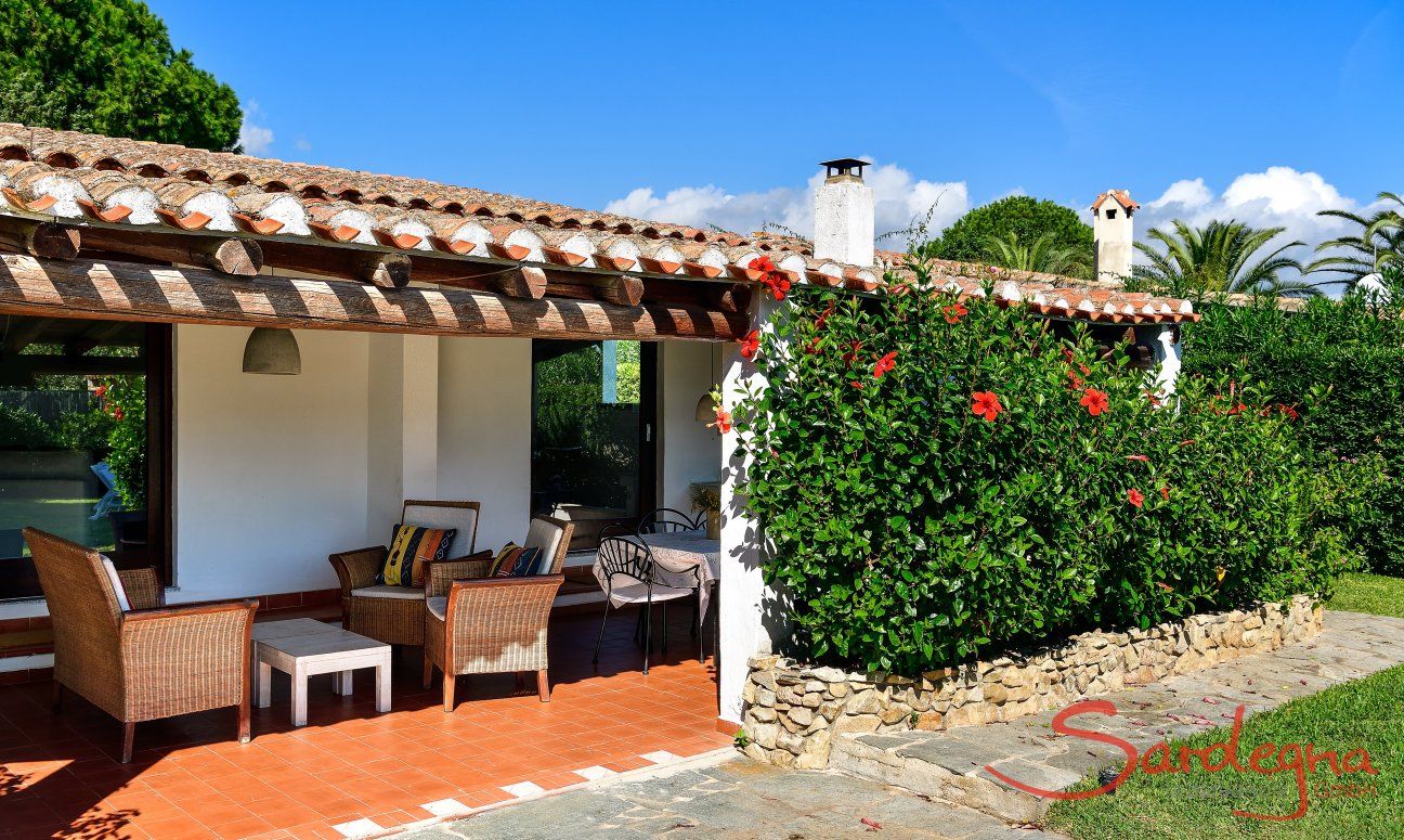 Villa Bua | Vista della casa con giardino e veranda Vista della casa con giardino e veranda