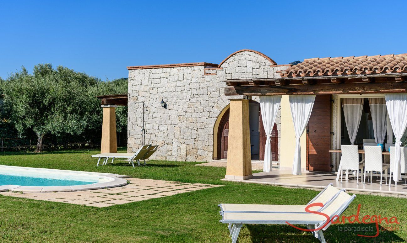 Villa Campidano 20 | Giardino con prato verde, piscina e casa Villa Campidano 20 con giardino e piscina