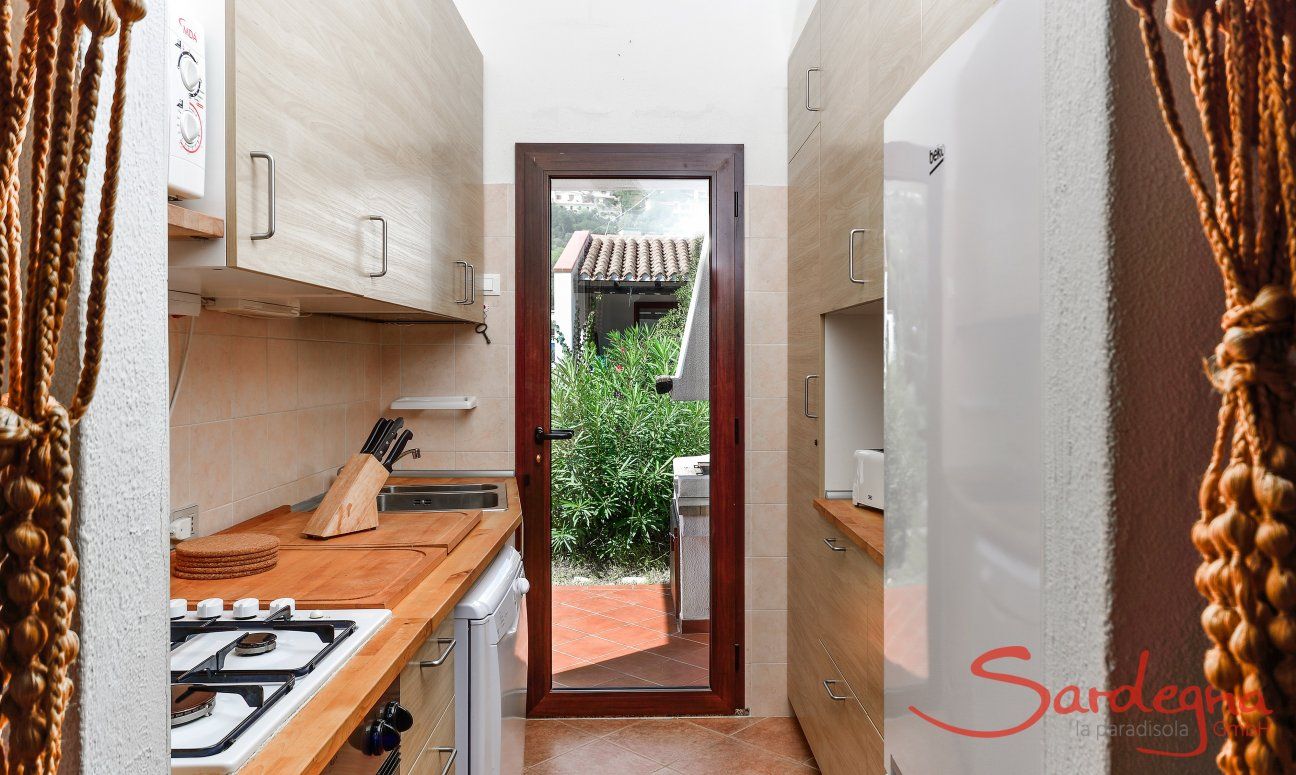 Villa Vela | Cucina con accesso al giardino Cucina