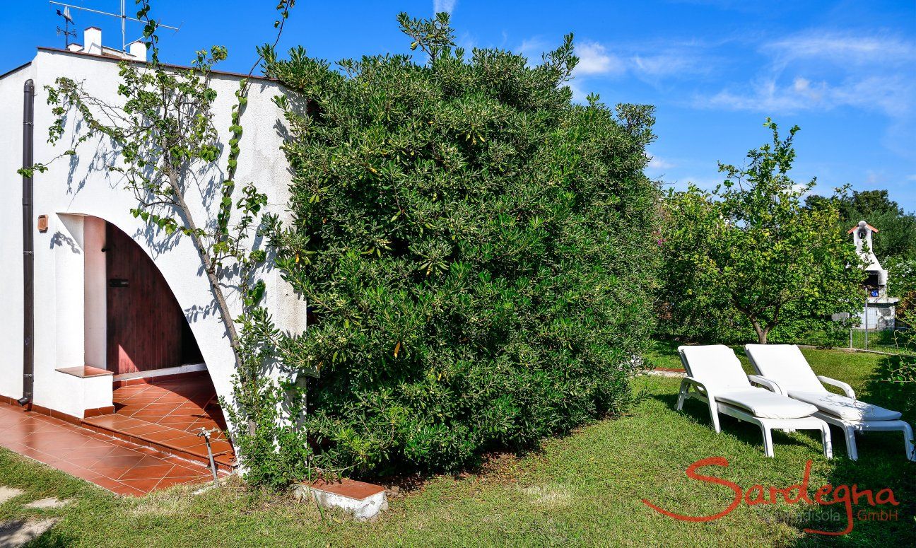 Villa Vela | Giardino verde con lettini per prendere il sole Giardino