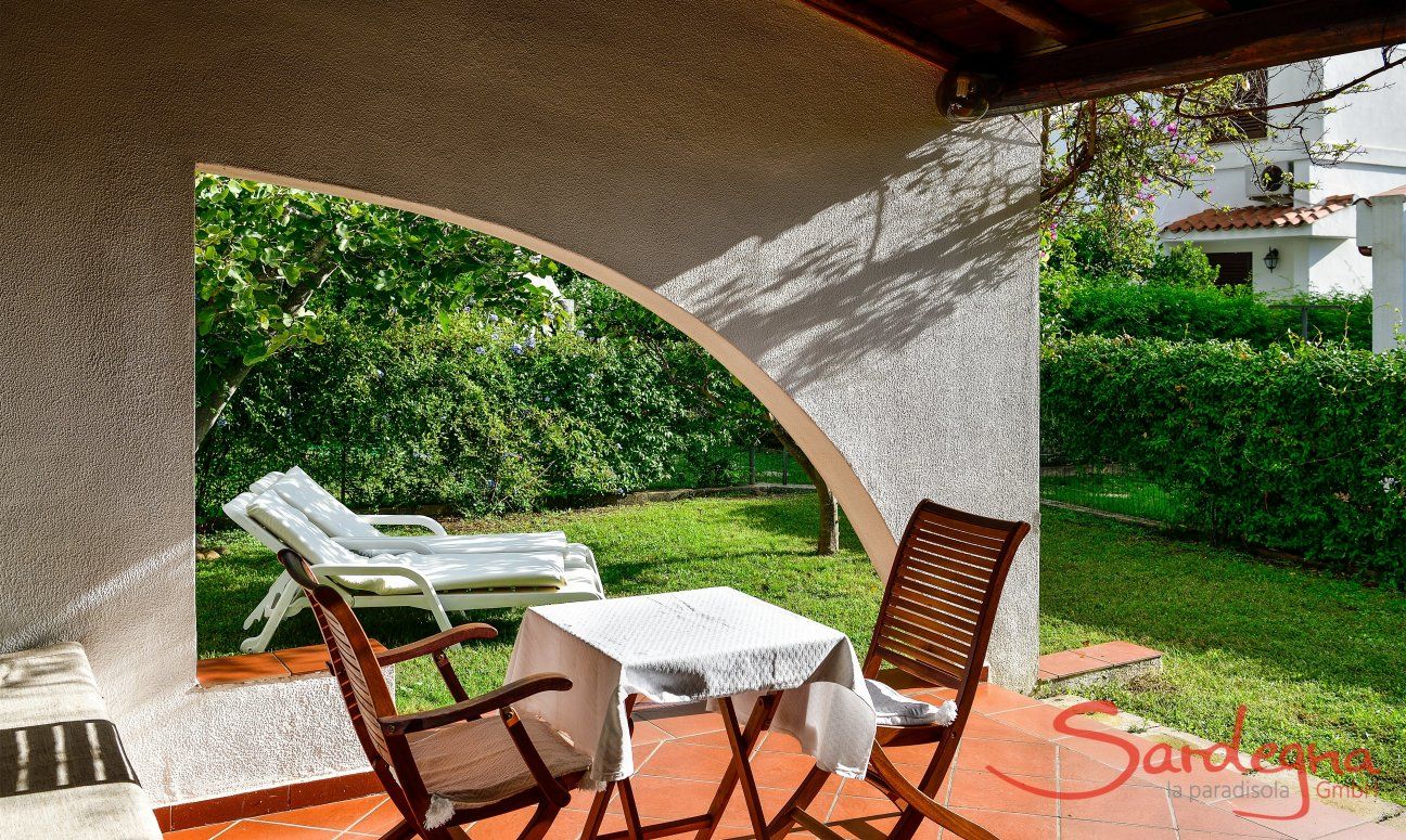 Villa Vela | Terrazza con tavolino e vista giardino Terrazza