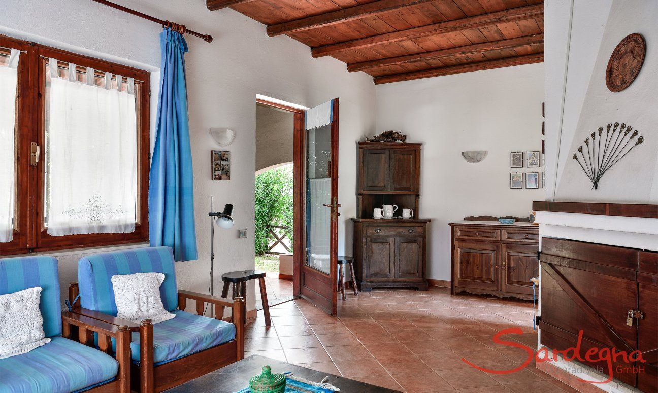 Villa Vela | Angolo divano con camino e accesso alla veranda Salotto