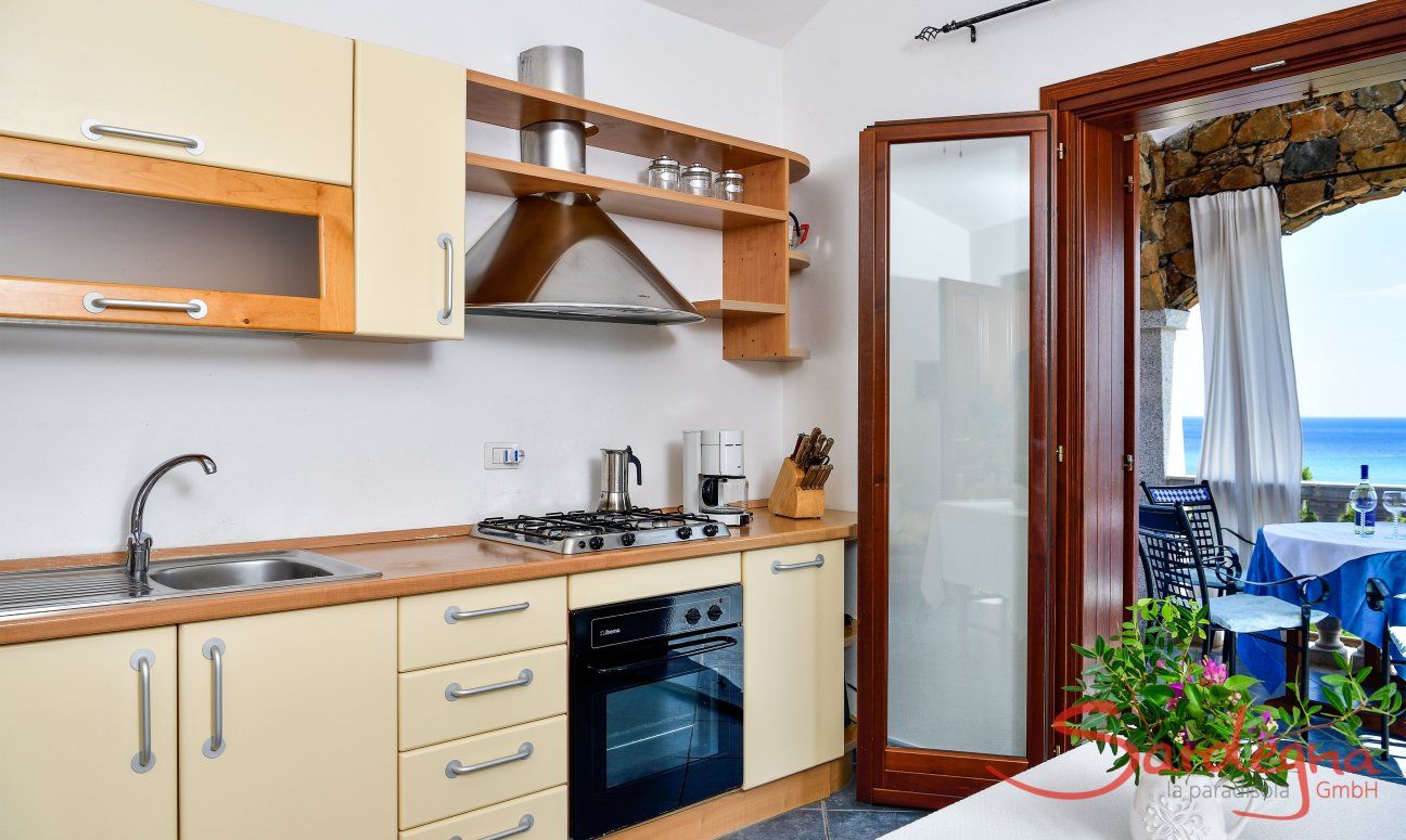 Apartment Castededdu 5 | Cucina con accesso al tavolo esterno con vista mare Cucina