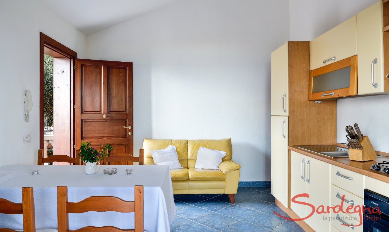 Apartment Castededdu 5 | Sala con cucinotto, tavolo e angolo divano Cucina