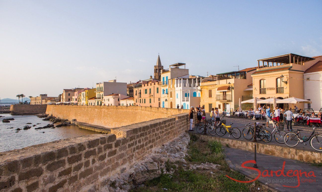 Le mura di Alghero e la prima fila di case direttamente sul mare