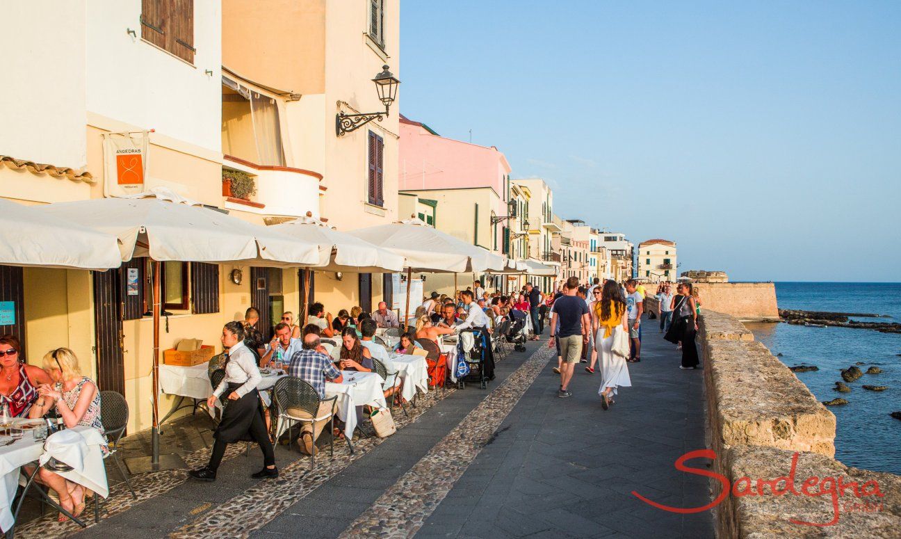 Passeggiata romantica di Alghero con vista mare