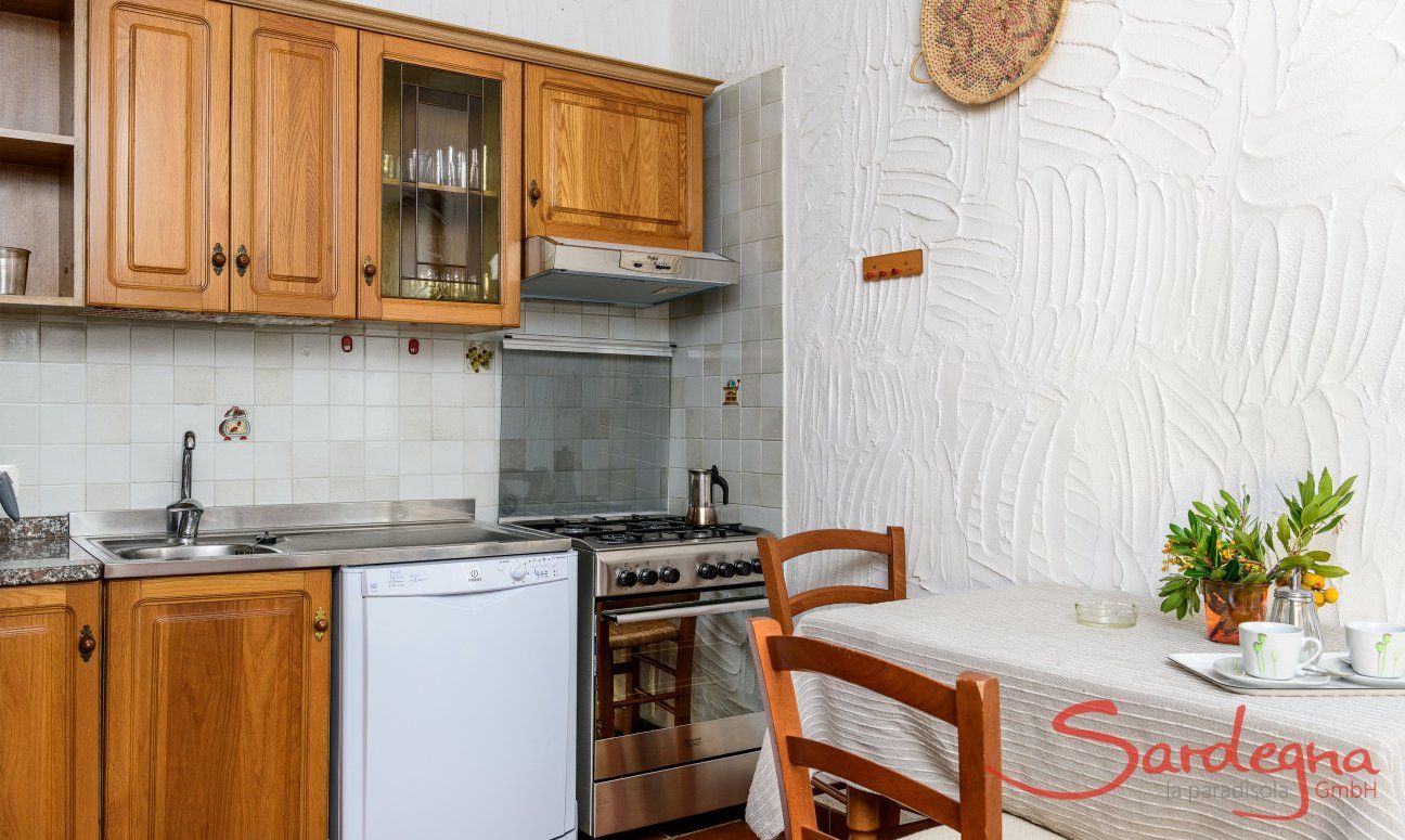 Casa Meloni 1 | Cucina con forno elettrico, fornelli a gas, lavastoviglie e piccolo tavolo Cucina
