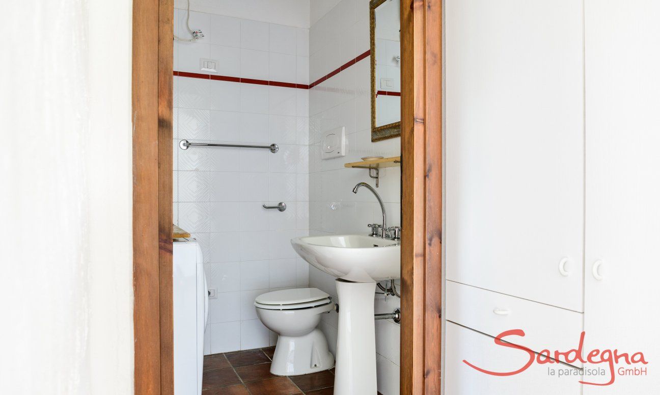 Casa Meloni 2 | Bagno di servizio con lavatrice Bagno di servizio con lavatrice Meloni 2 in Sant Elmo