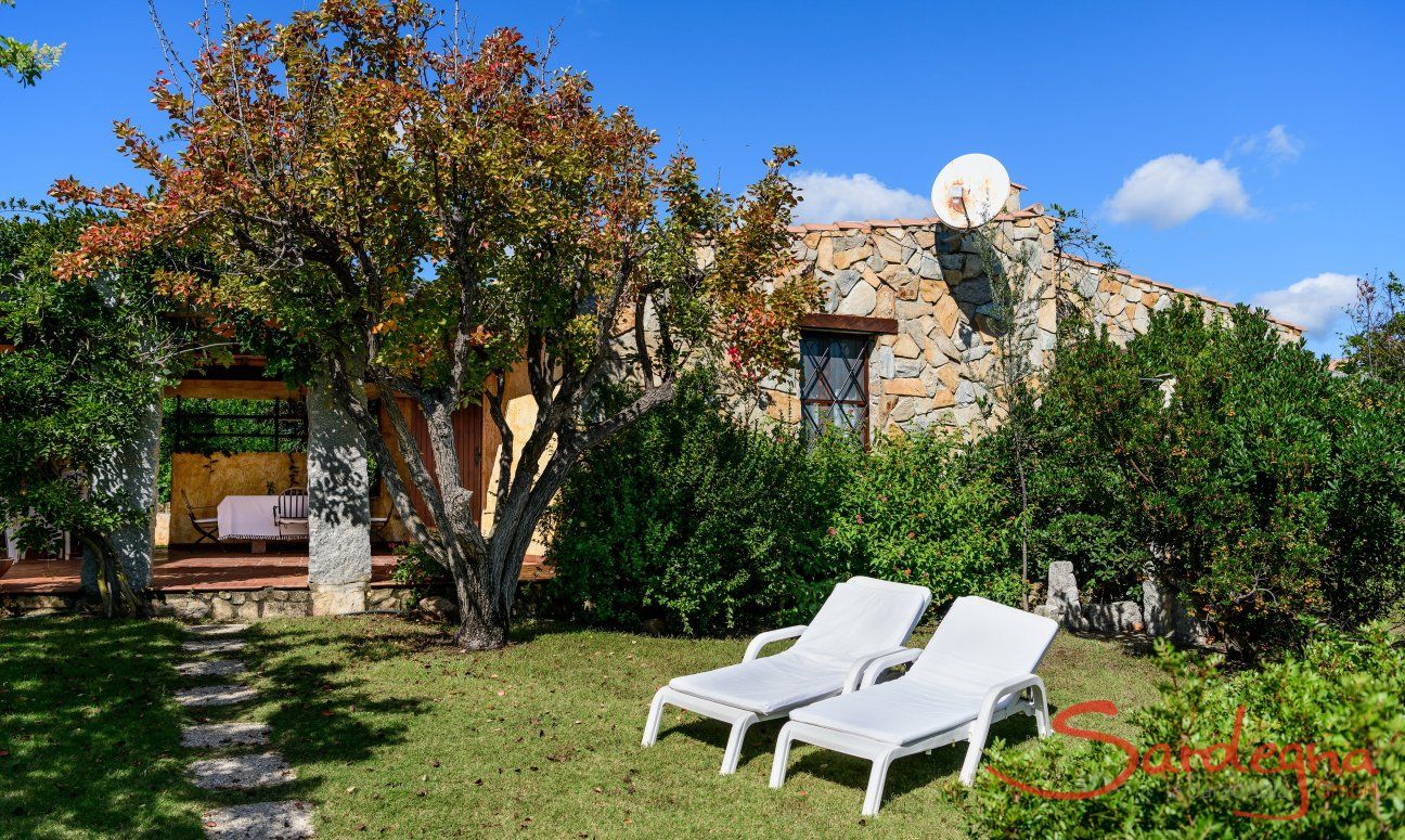 Casa Meloni 2 | Giardino con lettini da sole e ingresso Giardino e ingresso Meloni 2 in Sant Elmo